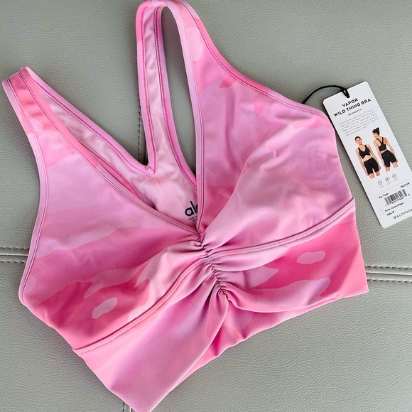 NWT!
Alo Yoga 
Wild Thing Bra 
Pink Camouflage 
Size Medium - Picture 11 of 13